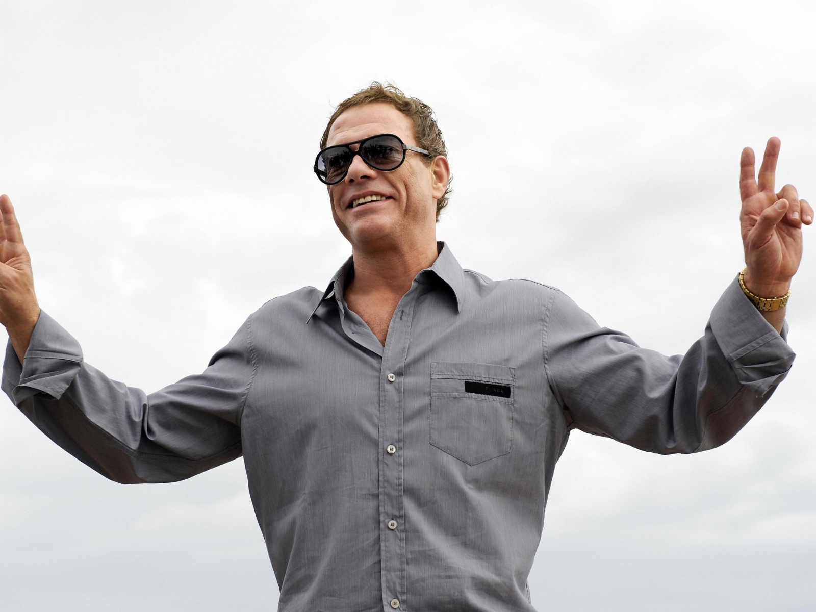 Актер Жан-Клод Ван Дамм на белом фоне