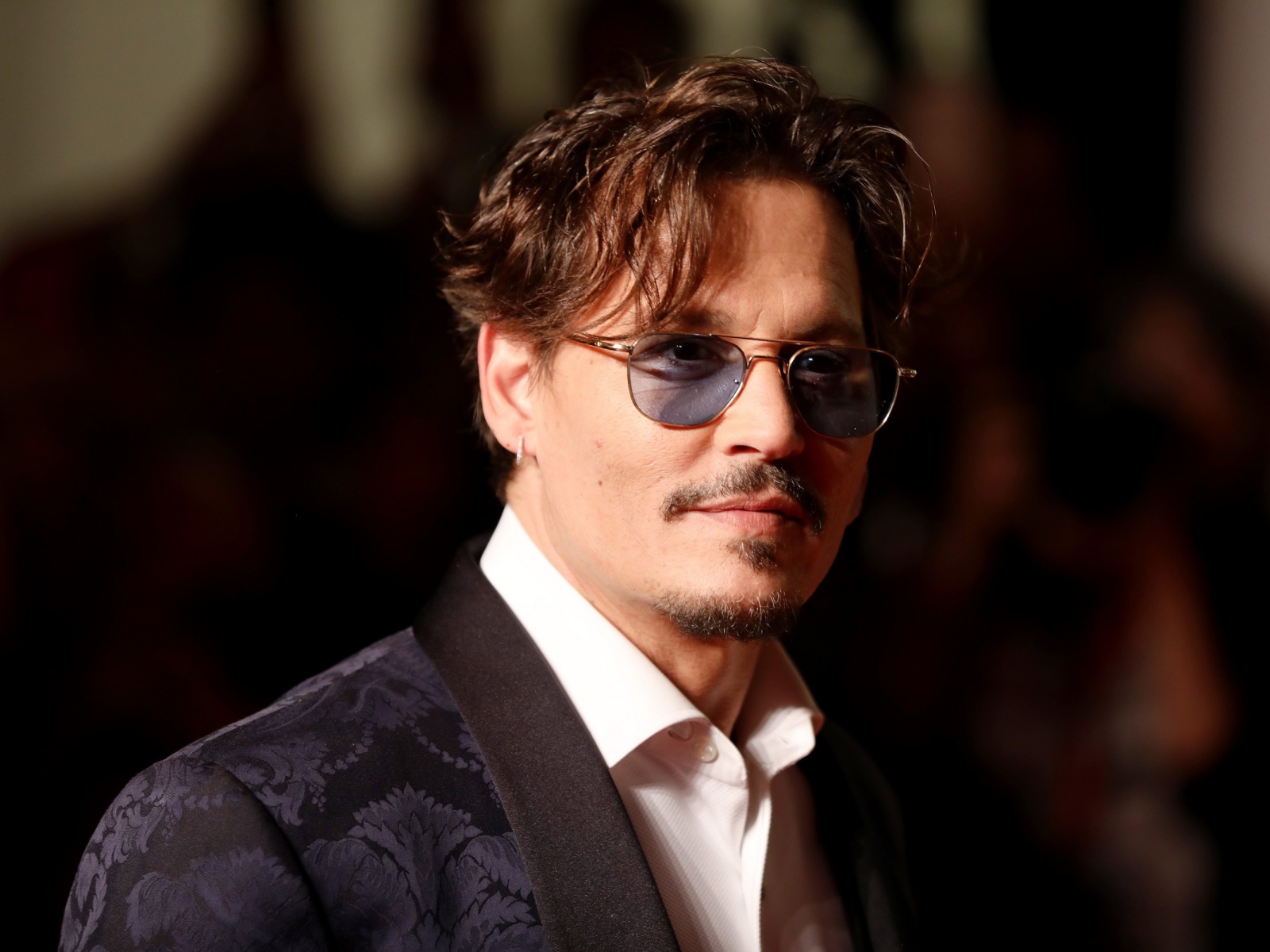 Актер Джонни Депп в черных очках 