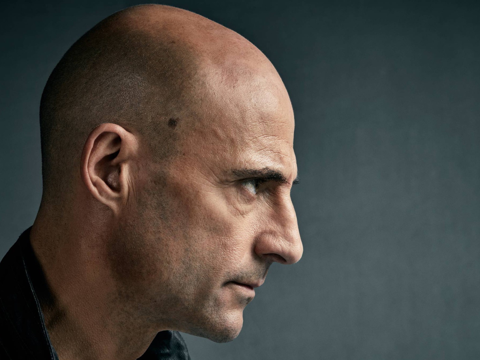 Актер Марк Стронг лицо на сером фоне