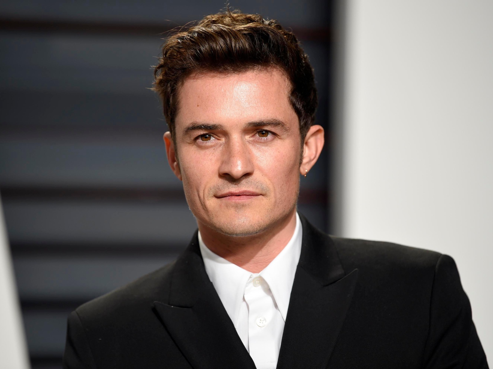 Актер Орландо Блум в костюме