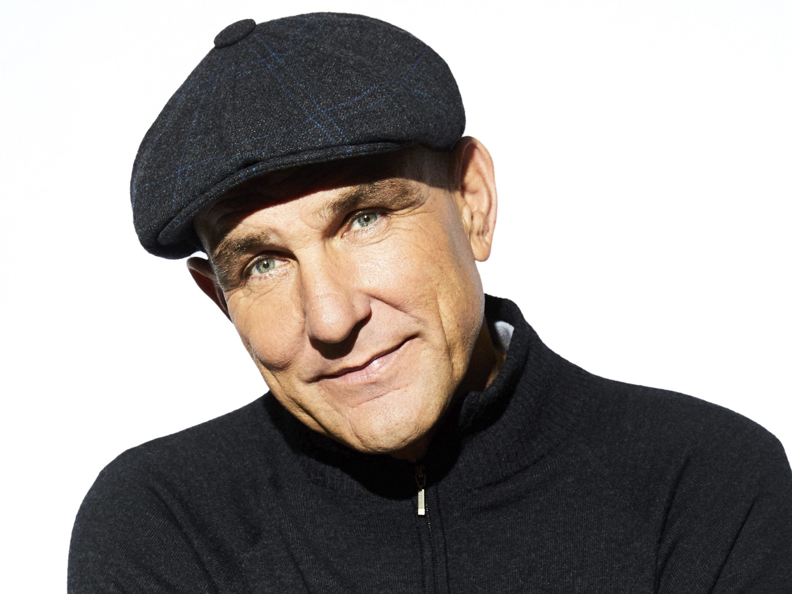 Актер Винни Джонс в кепке