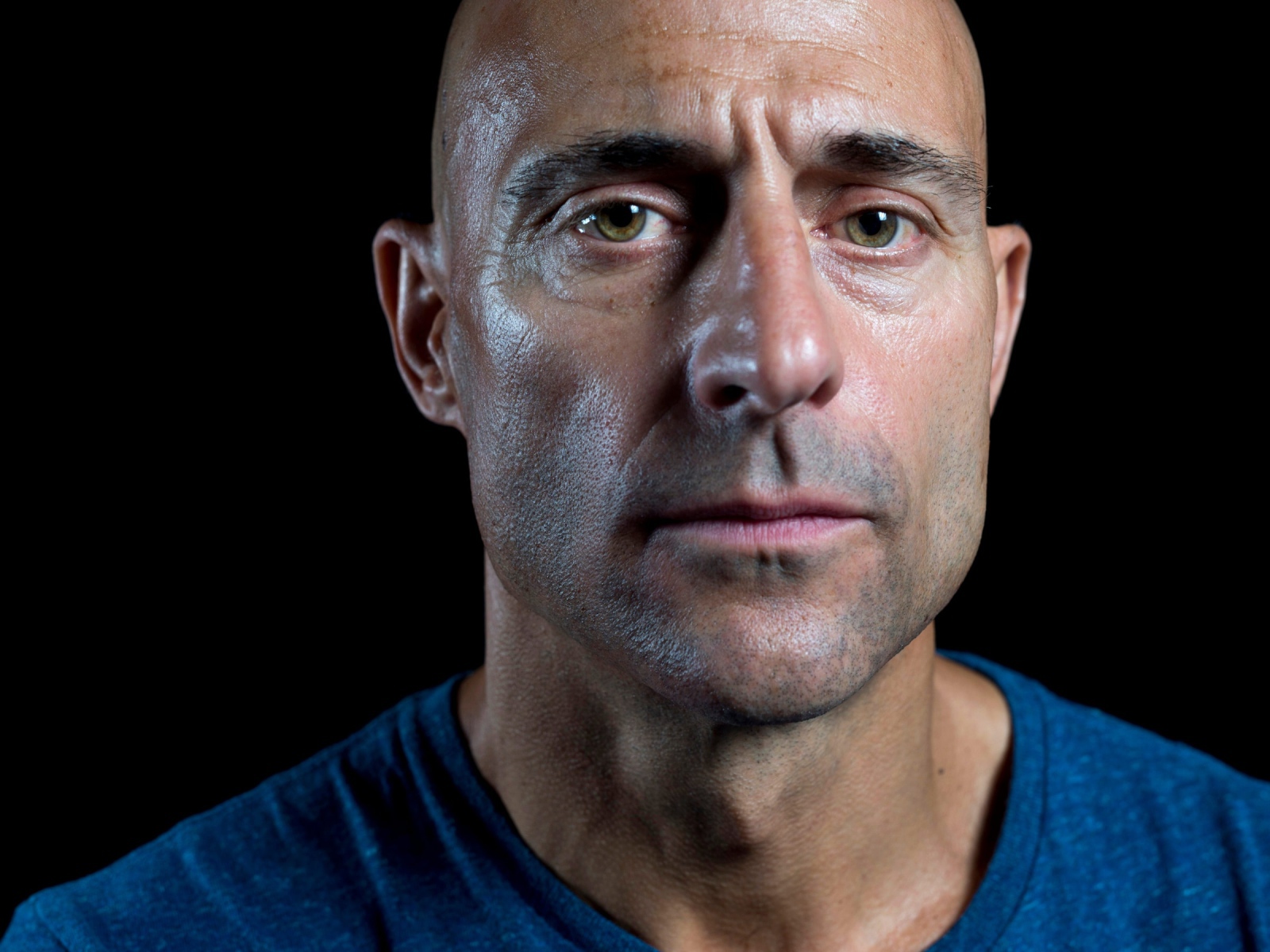 Британский актер Марк Стронг на черном фоне