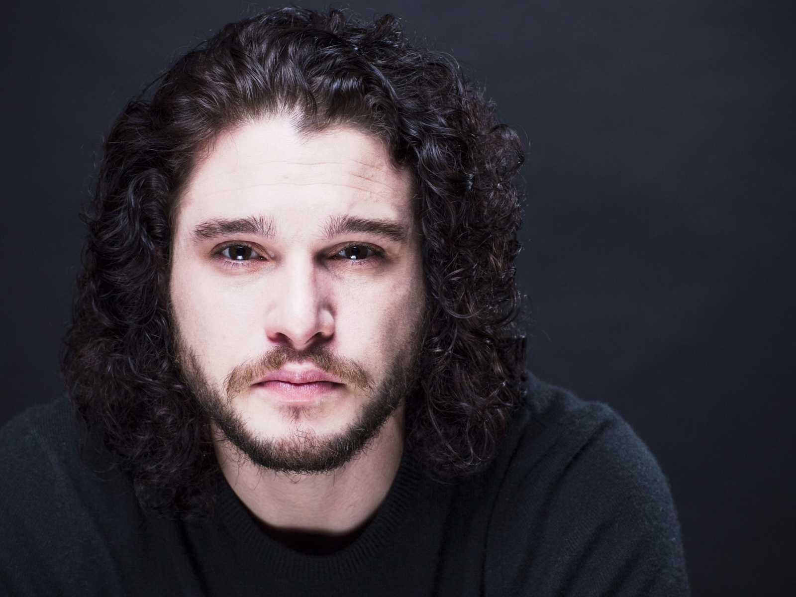 Грустный  Кит Харингтон на сером фоне