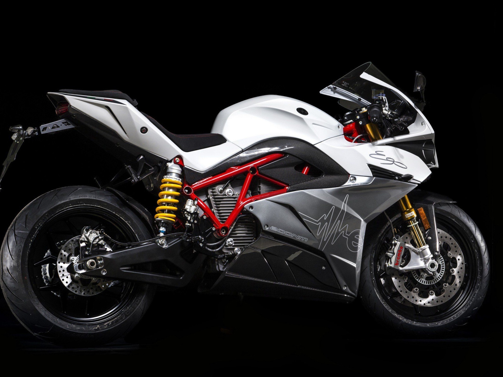 Электрический мотоцикл Energica Ego на черном фоне