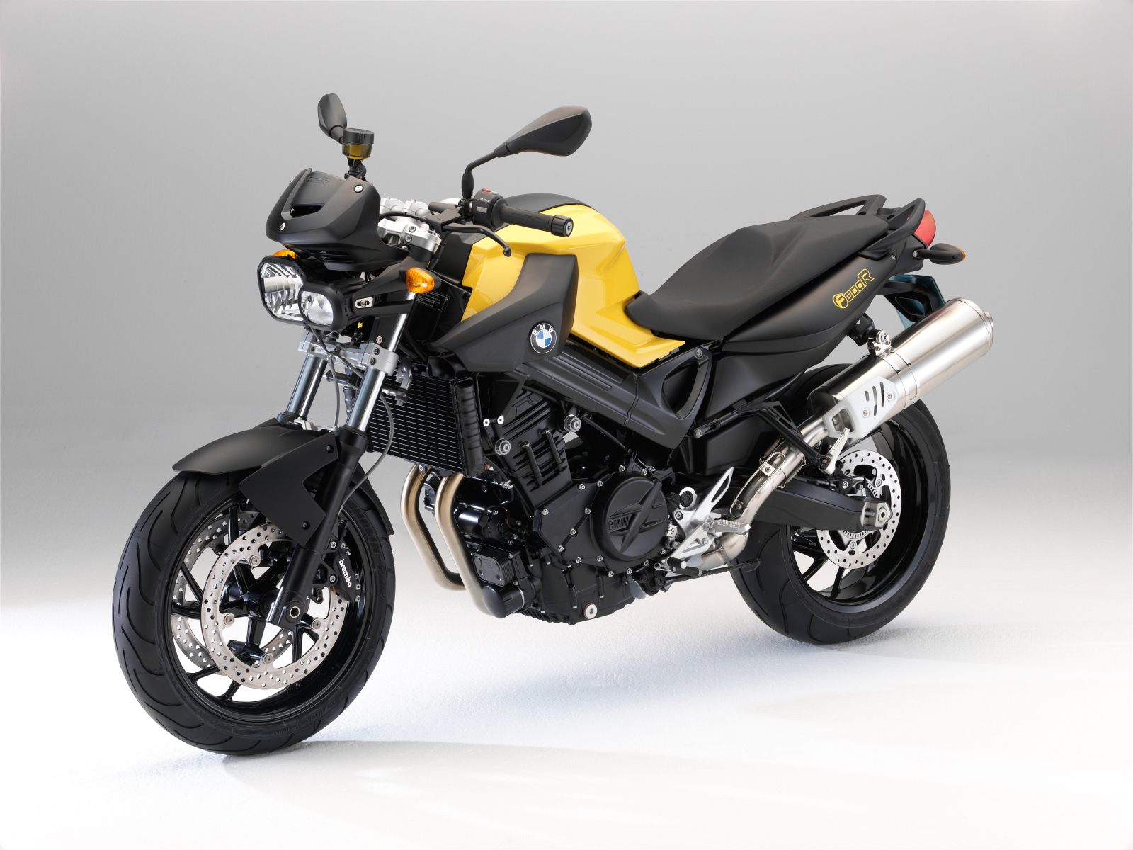 Черный мотоцикл BMW  F 800 R на сером фоне 
