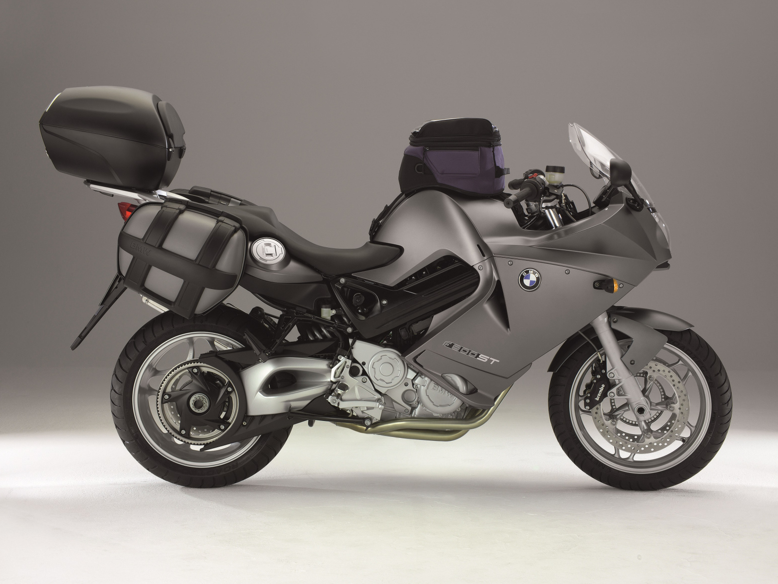 Серый мотоцикл BMW  F 800 ST вид сбоку 