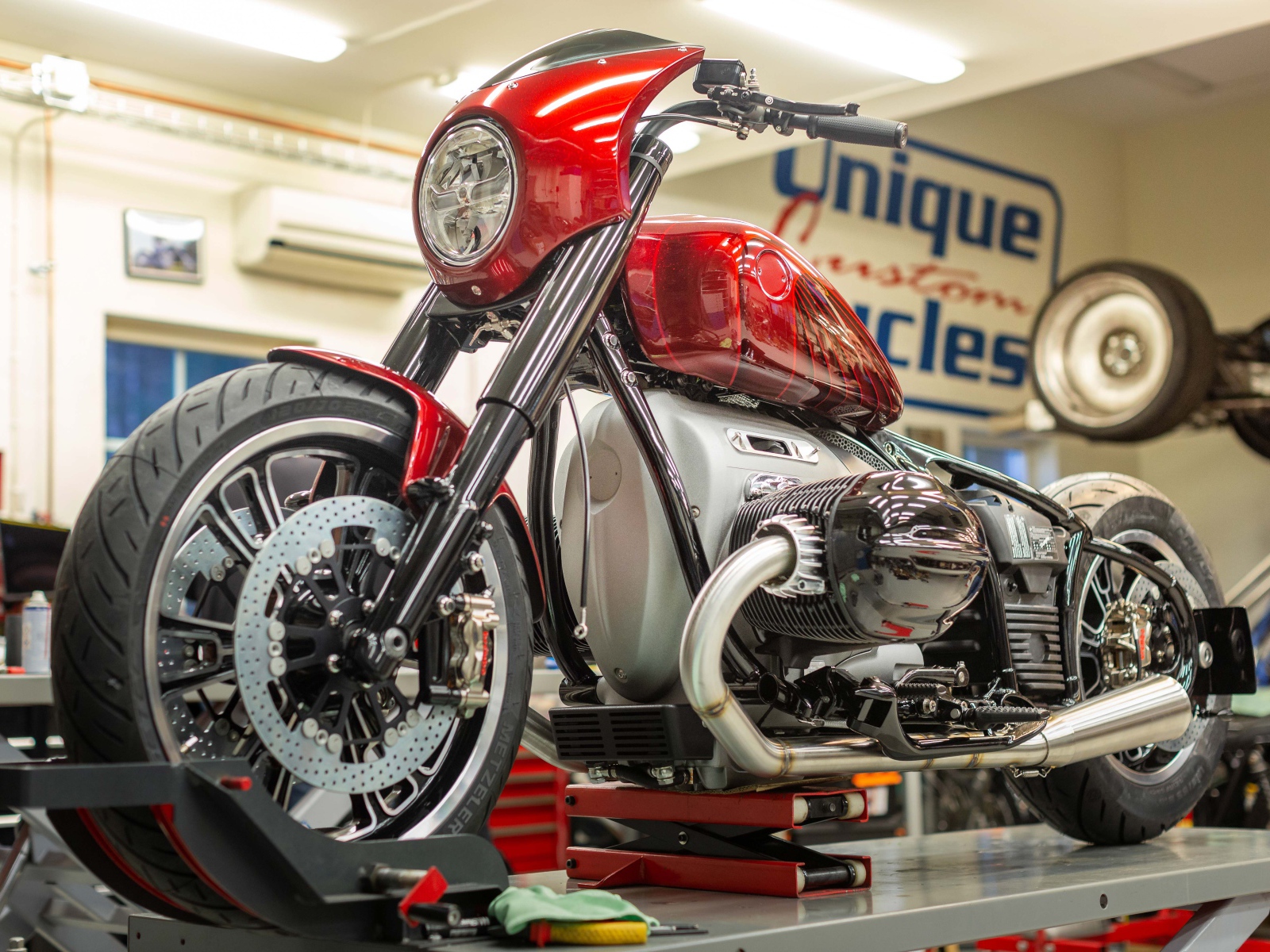 Новый красный мотоцикл BMW Concept R 18.2, 2021 года