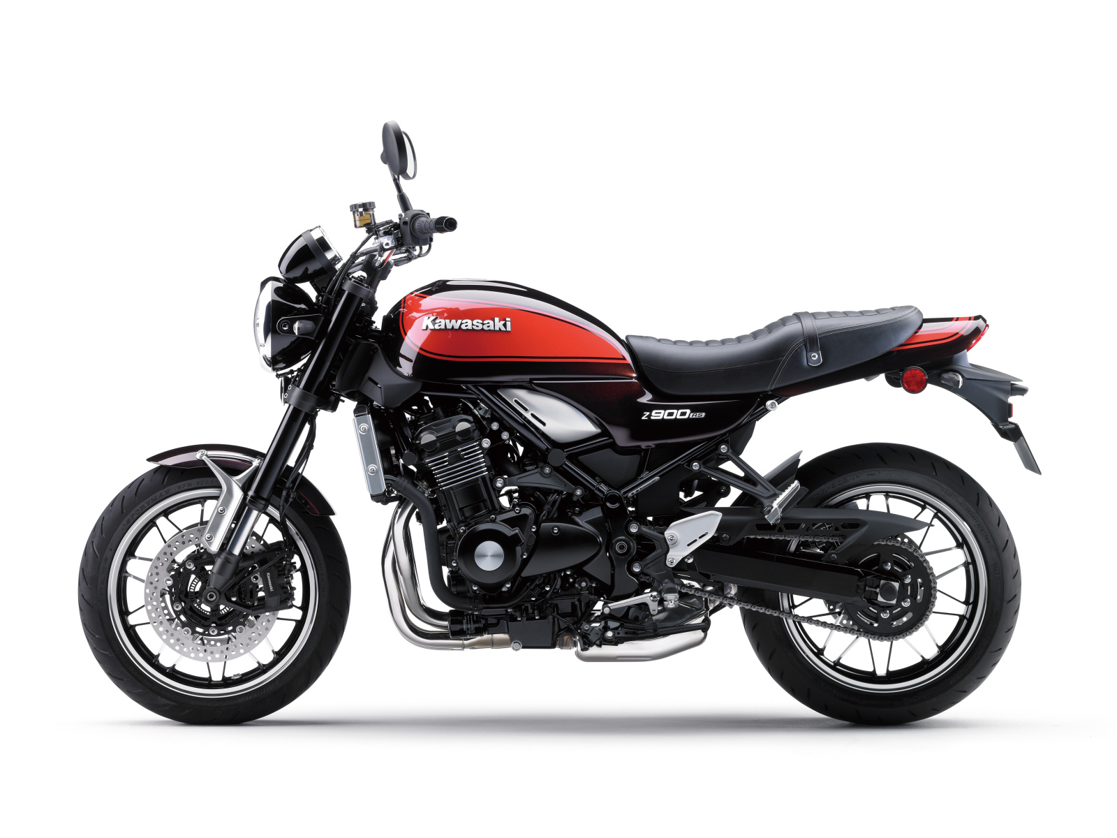 Черный мотоцикл Kawasaki Z900RS на белом фоне