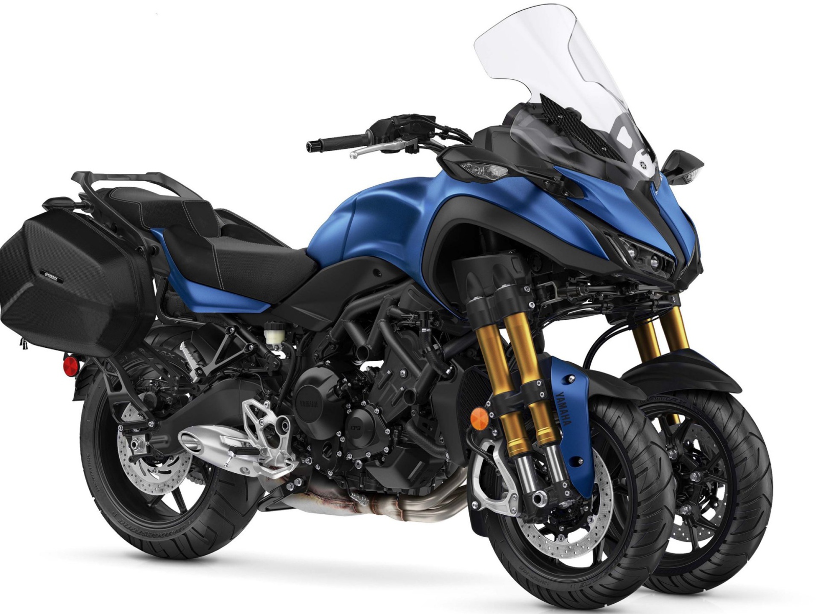 Мотоцикл Yamaha Niken на белом фоне