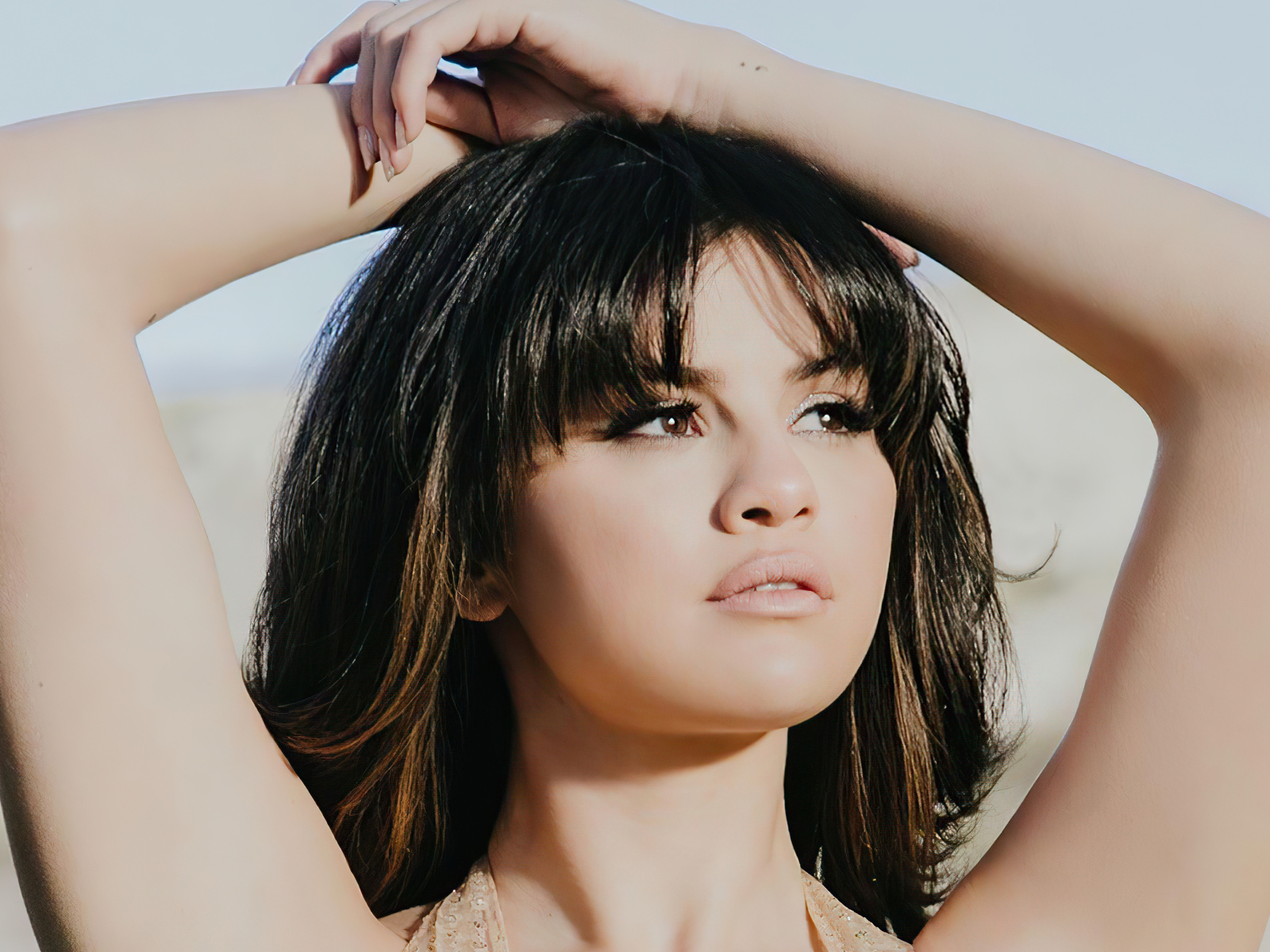 Американская певица Селена Гомес в поднятыми руками