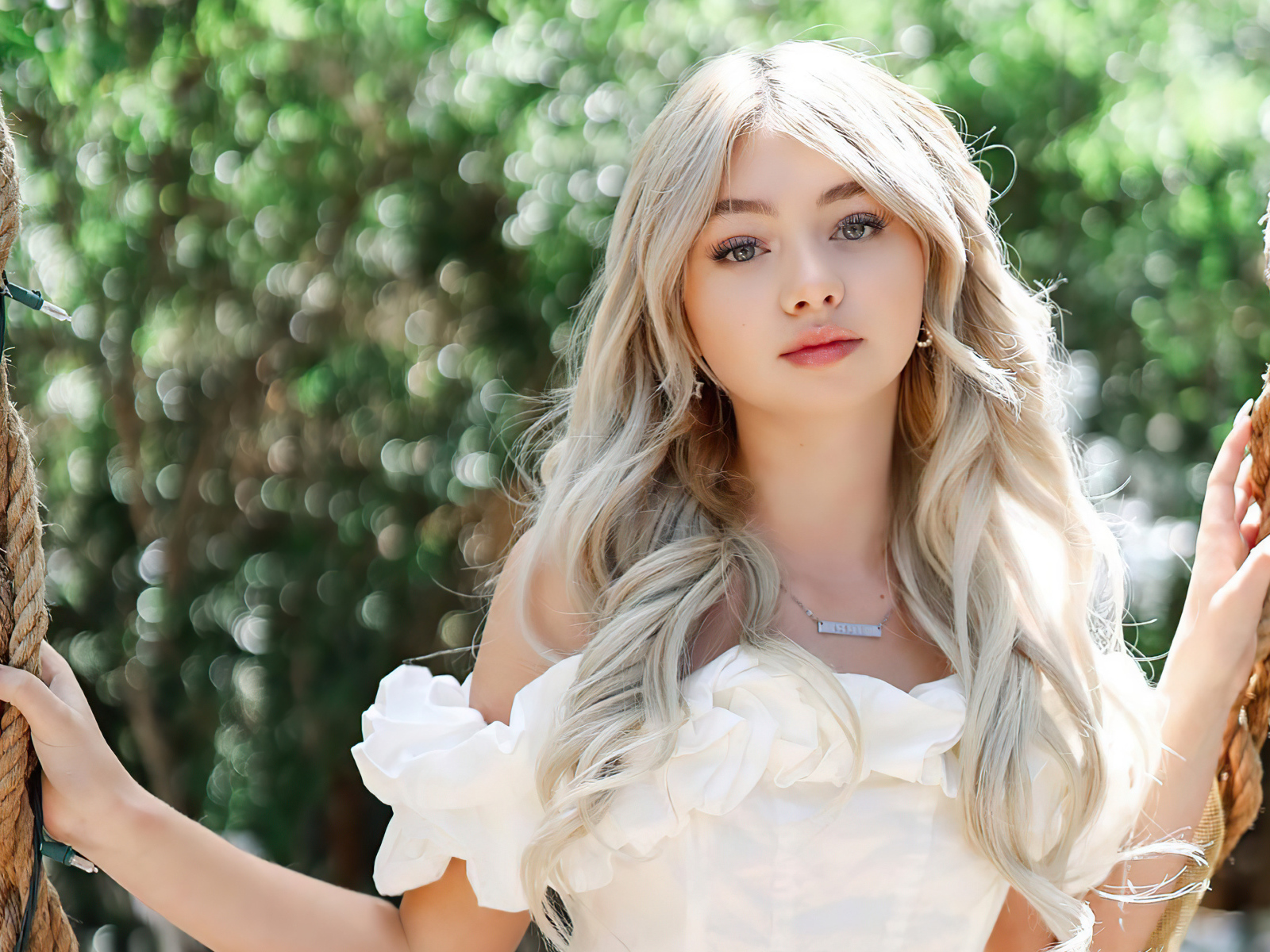 Красивая блондинка певица Сисили Роуз