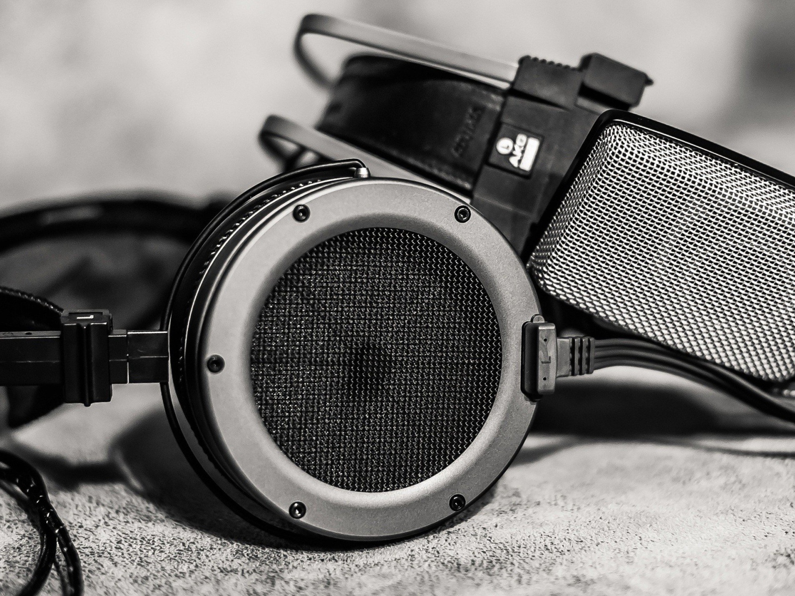 Черные наушники и студийный микрофон