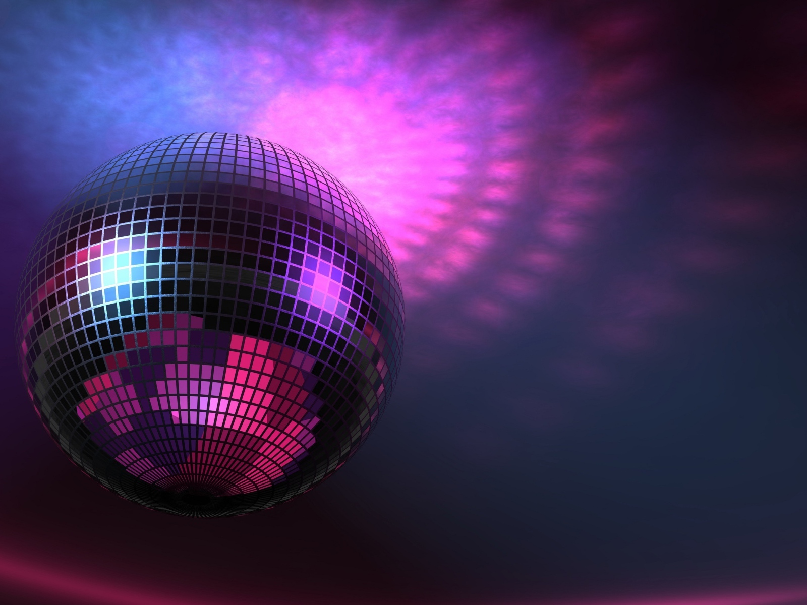 Яркий диско шар на фиолетовом фоне