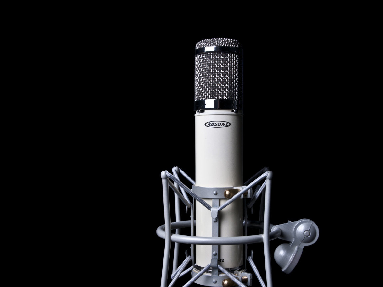 Конденсаторный микрофон на черном фоне