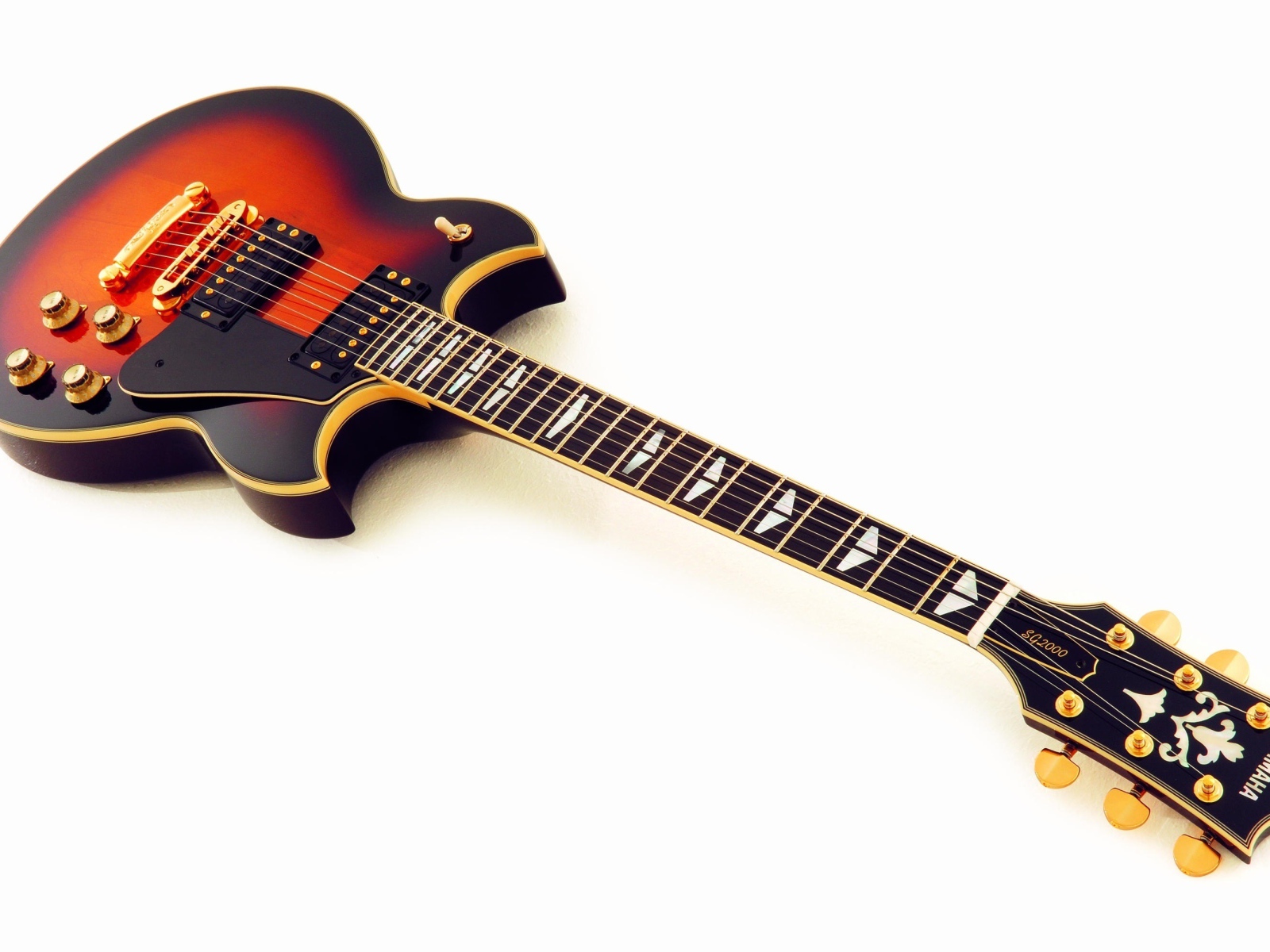 Дорогая гитара на белом фоне 