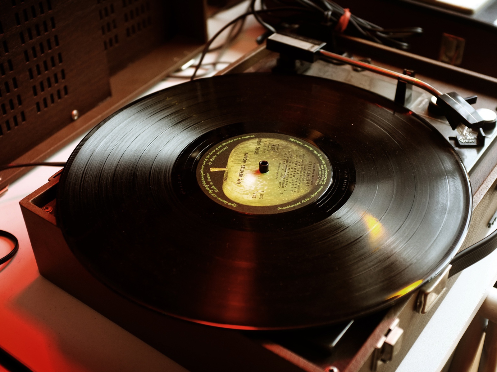 Старый проигрыватель для пластинок