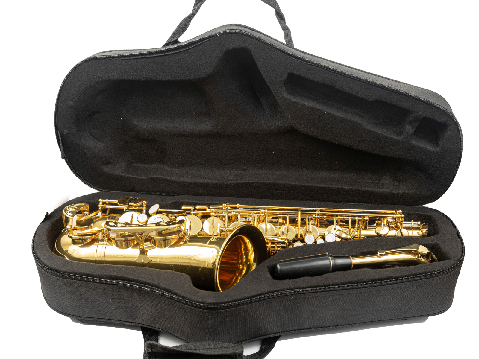 Саксофон в черном чехле на белом фоне