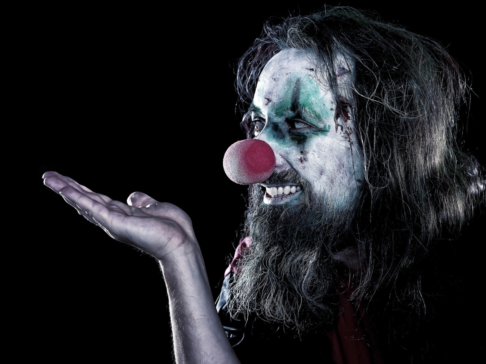 Страшный мужчина клоун на черном фоне 
