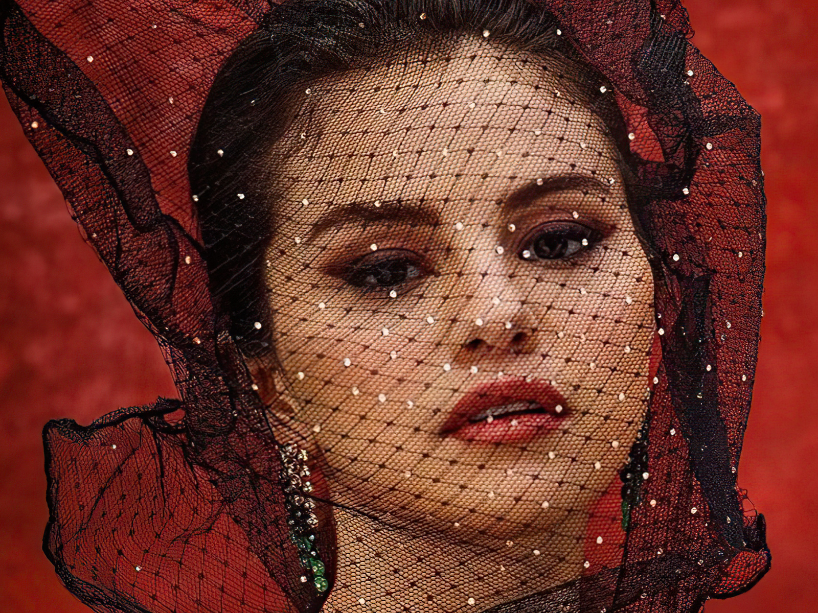 Певица Селена Гомес с вуалью на лице