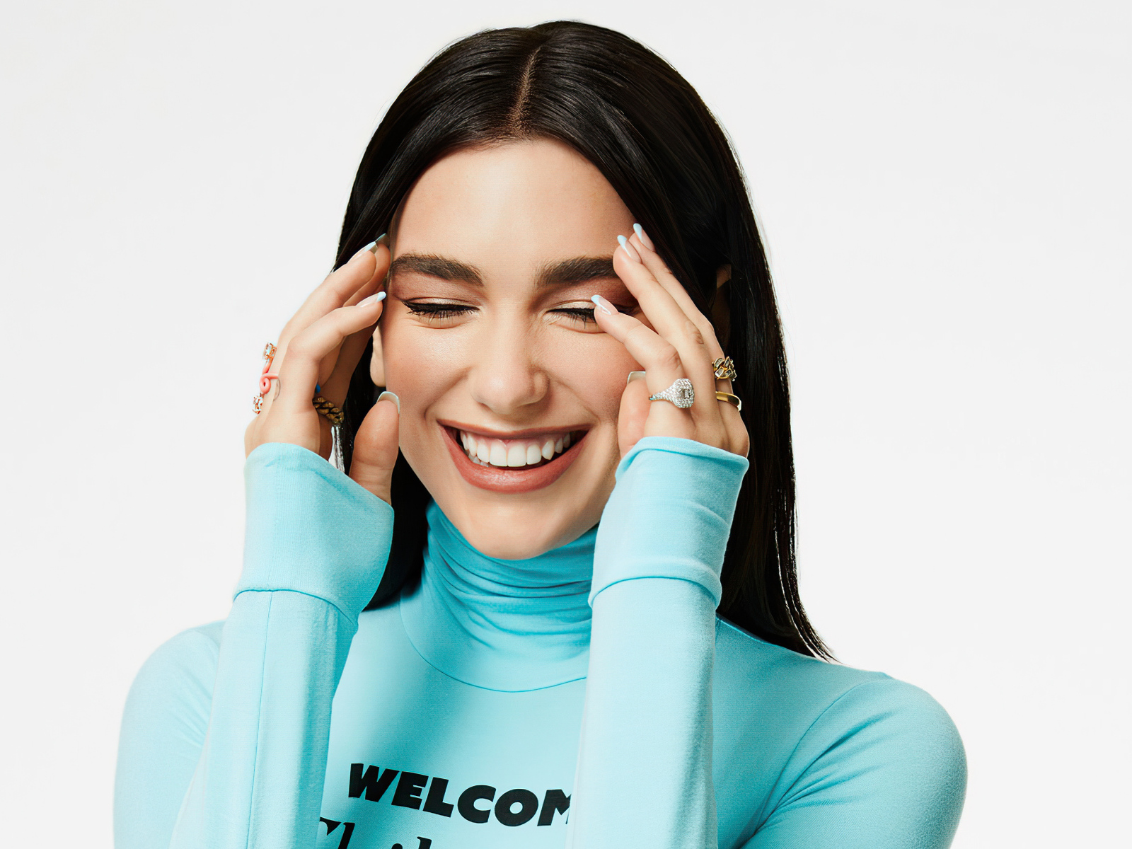 Улыбающаяся девушка певица Дуа Липа