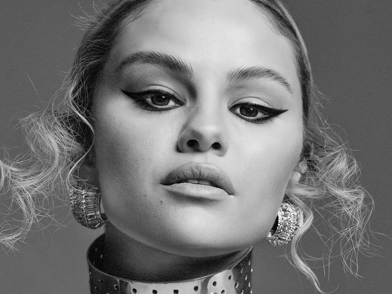 Лицо певицы Селена Гомес на сером фоне