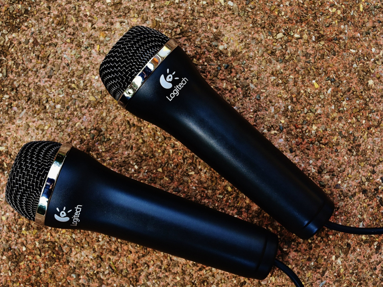 Два микрофона logitech на асфальте 