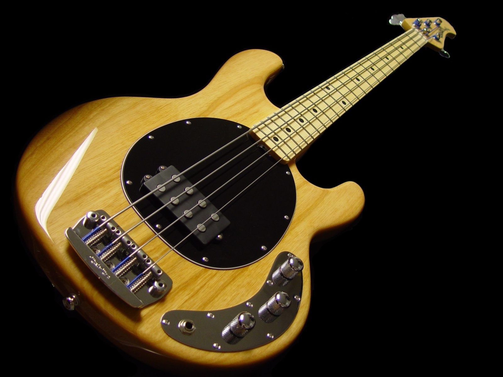 Деревянная гитара с толстыми струнами на черном фоне 