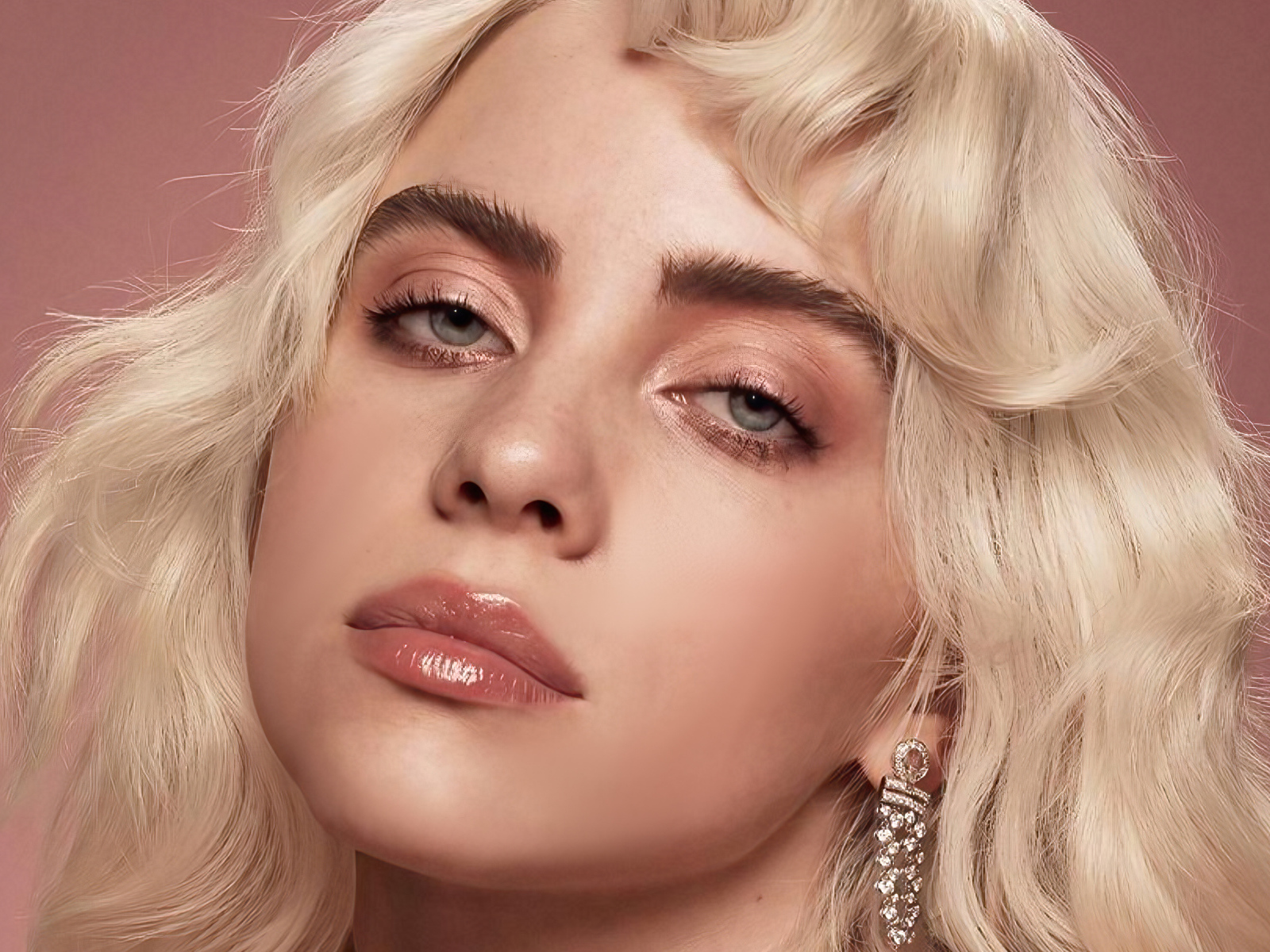 Молодая блондинка Билли Айлиш лицо на розовом фоне