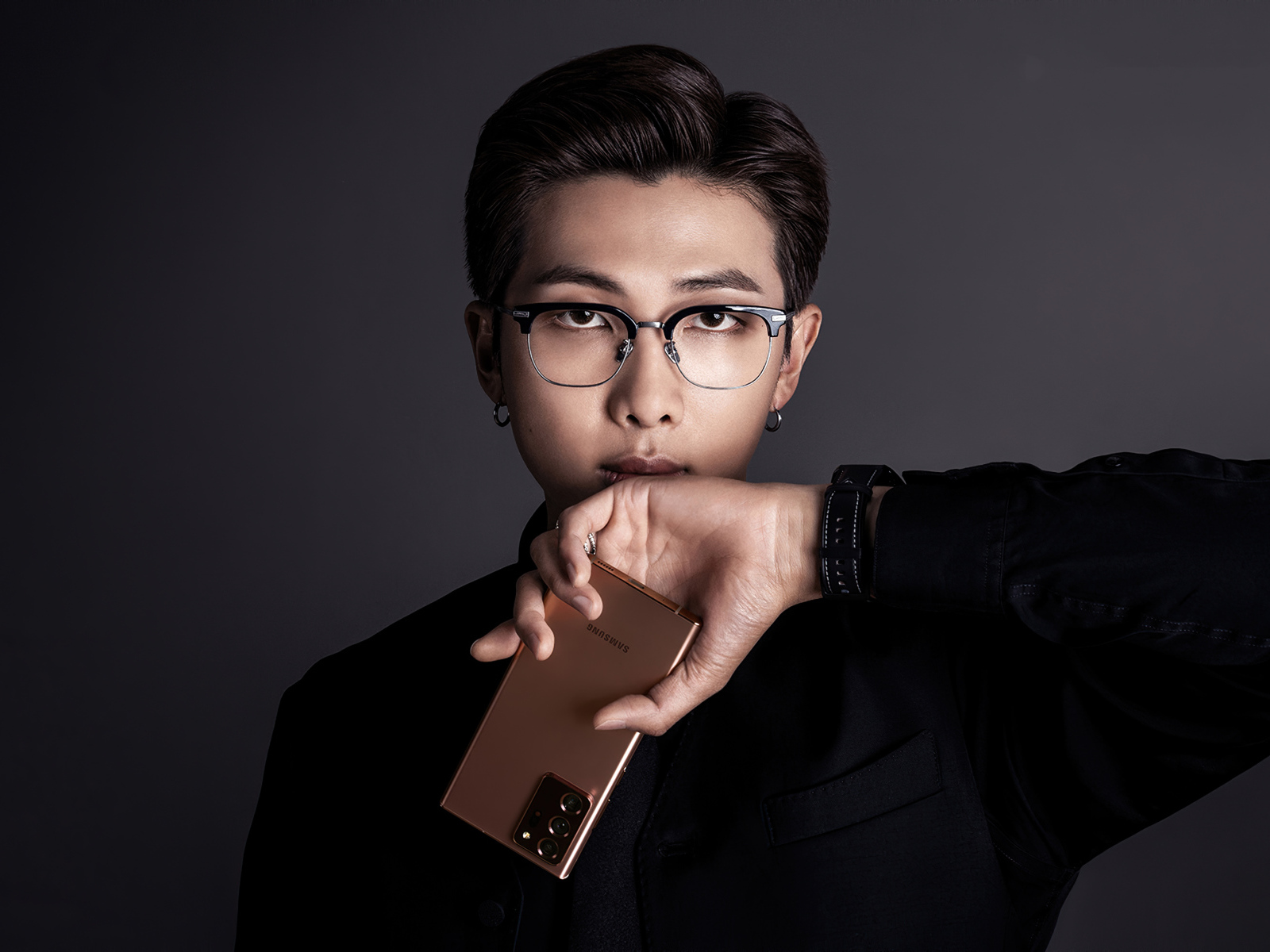 Молодой парень Rm участник группы BTS с телефоном