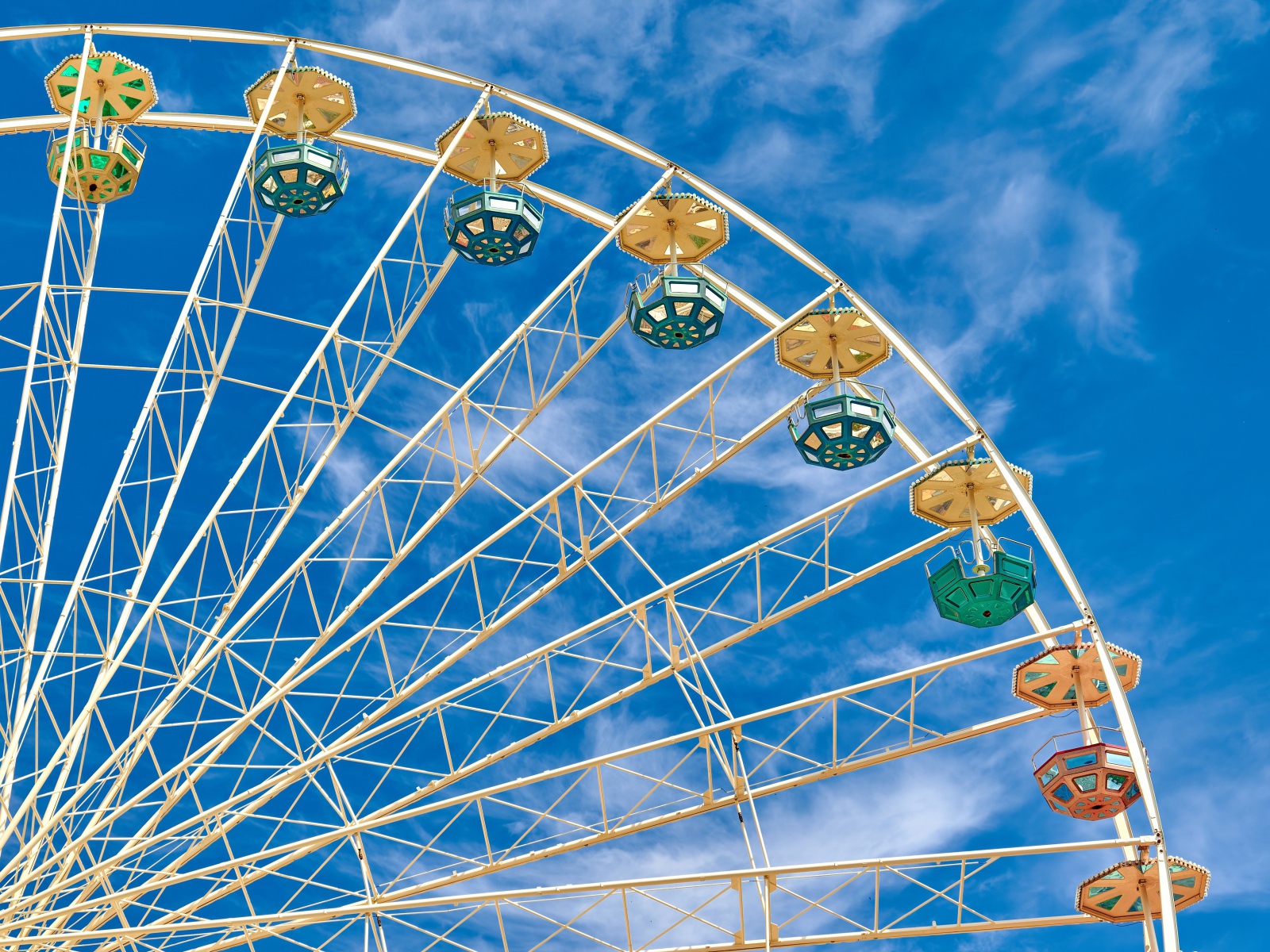 Колесо обозрения на фоне голубого неба