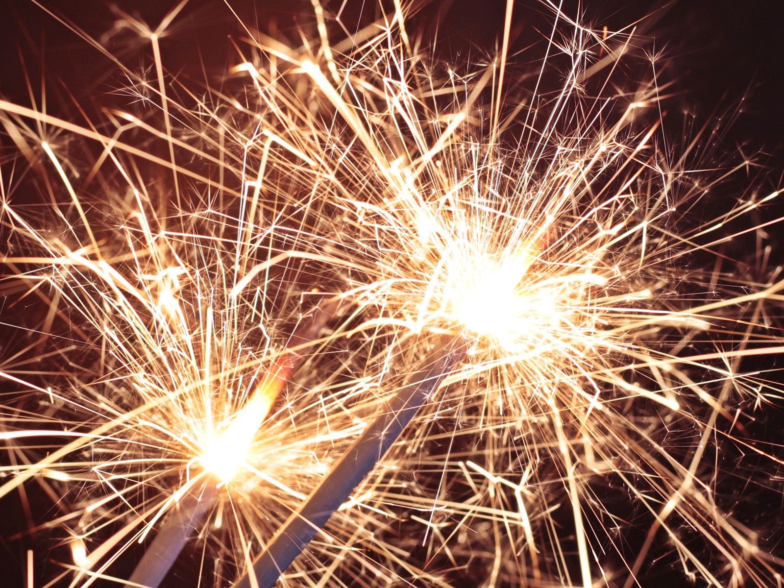 Зажженные бенгальские огни крупным планом 