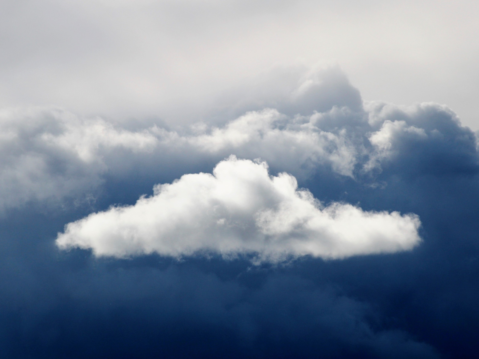 Белые облака в грозовом небе 