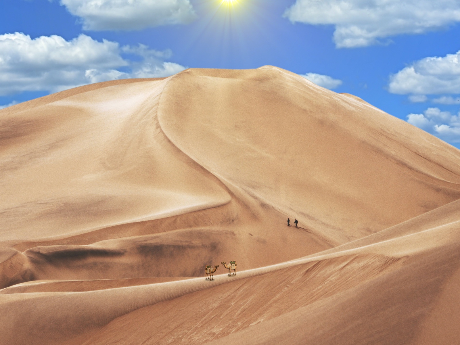 Высокая песчаная дюна под голубым небом 