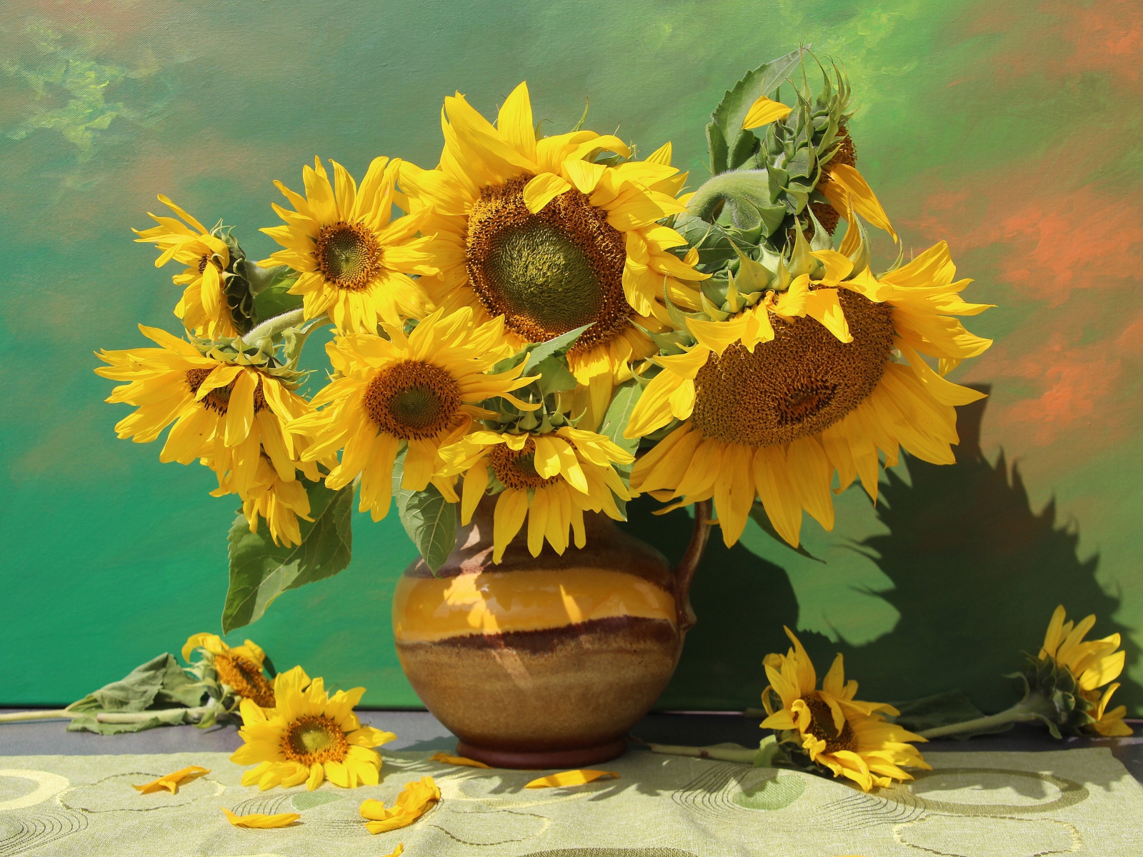 Букет подсолнухов в вазе на фоне стены