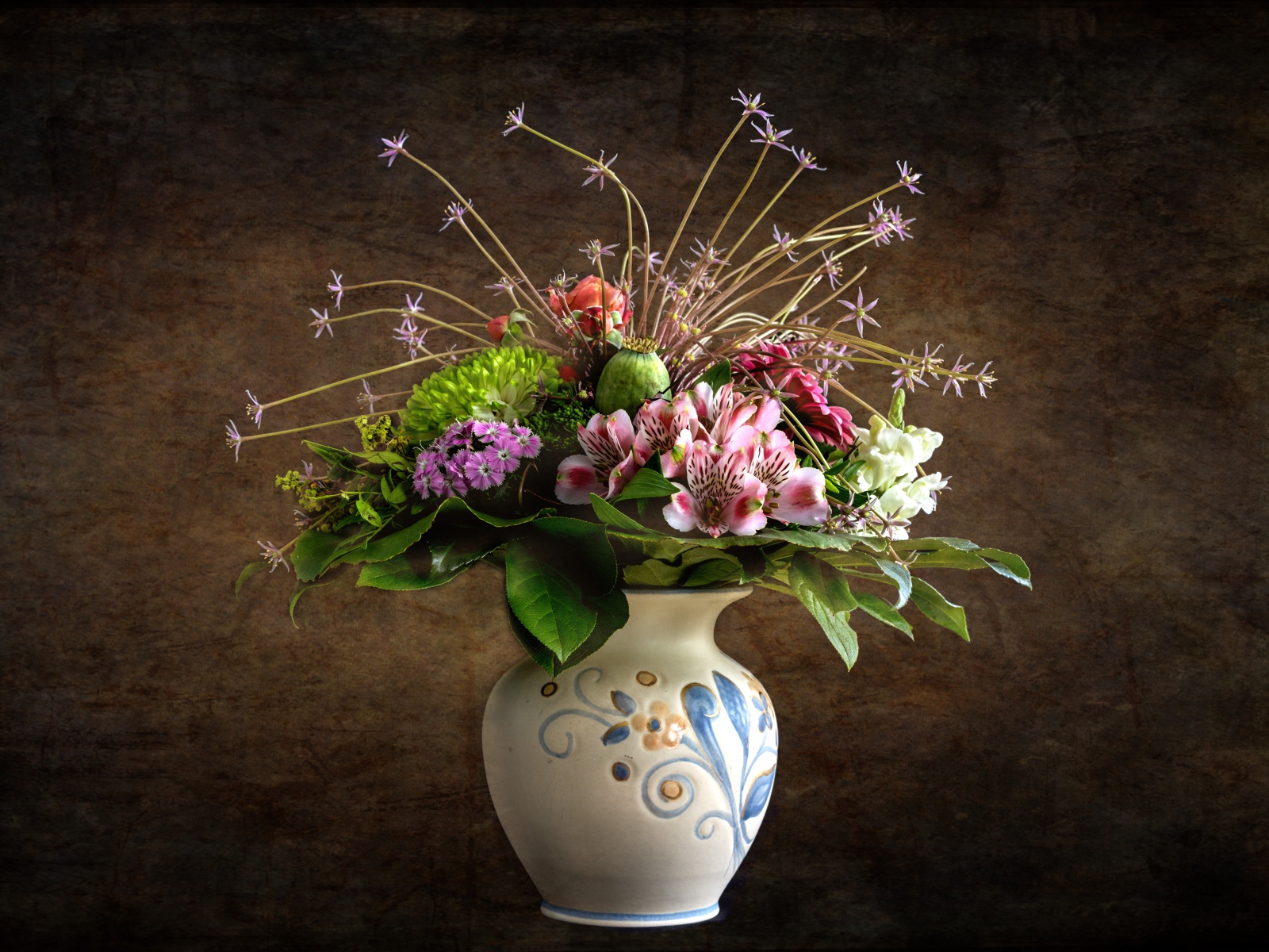 Милый букет в красивой вазе на фоне стены