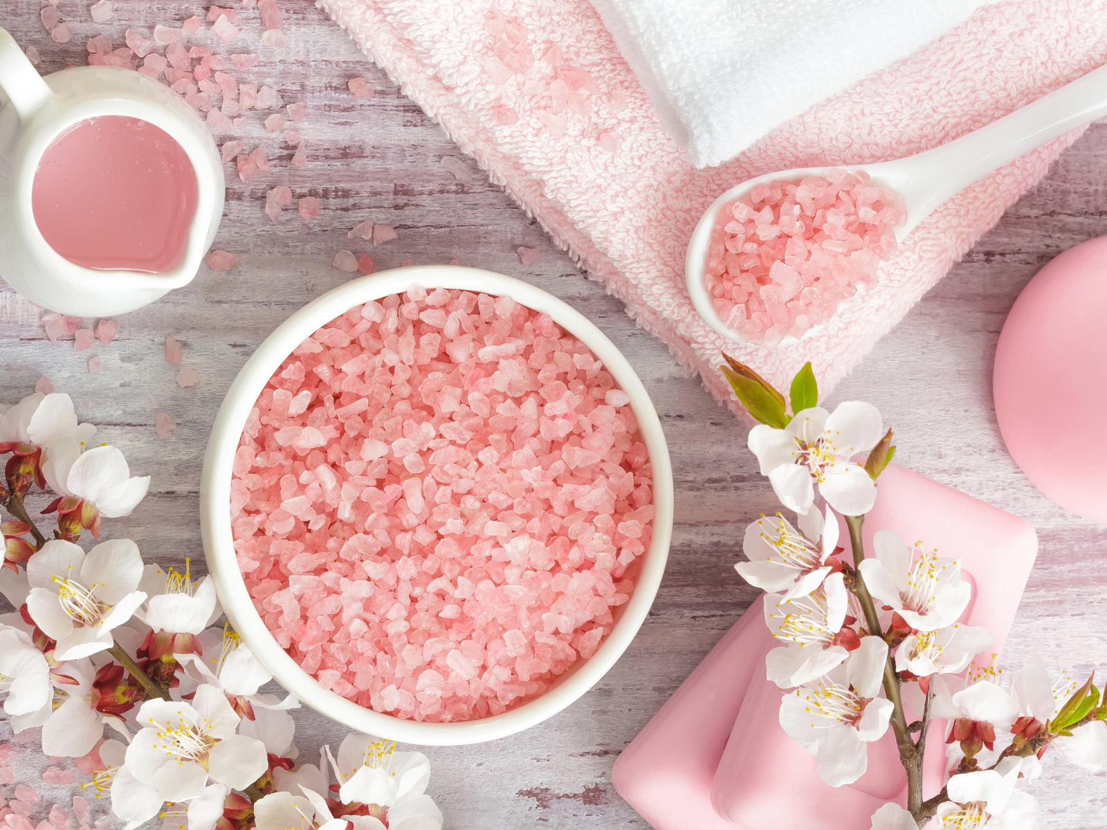 Розовая ароматная соль с цветами вишни
