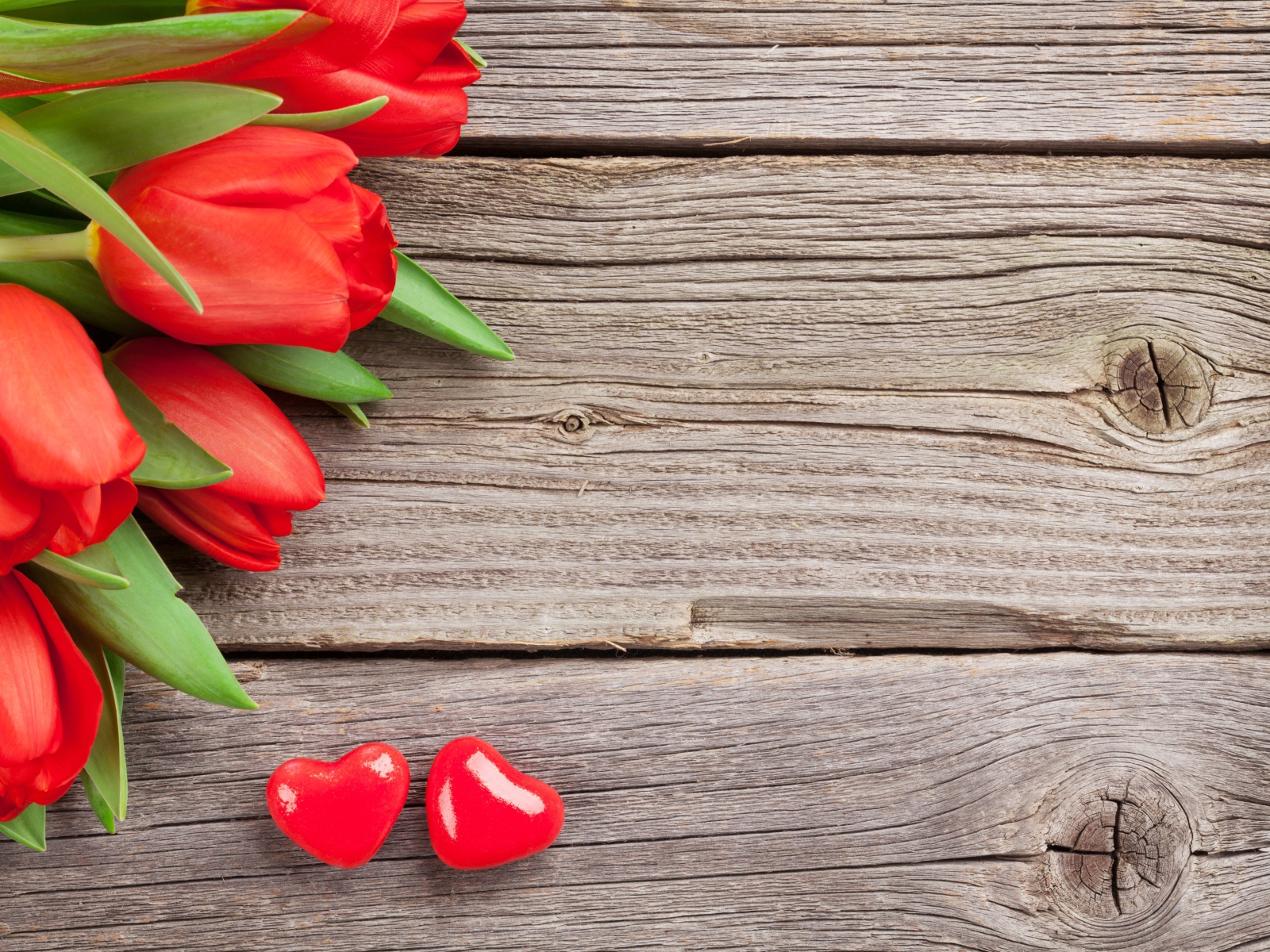 Красные тюльпаны на деревянном столе