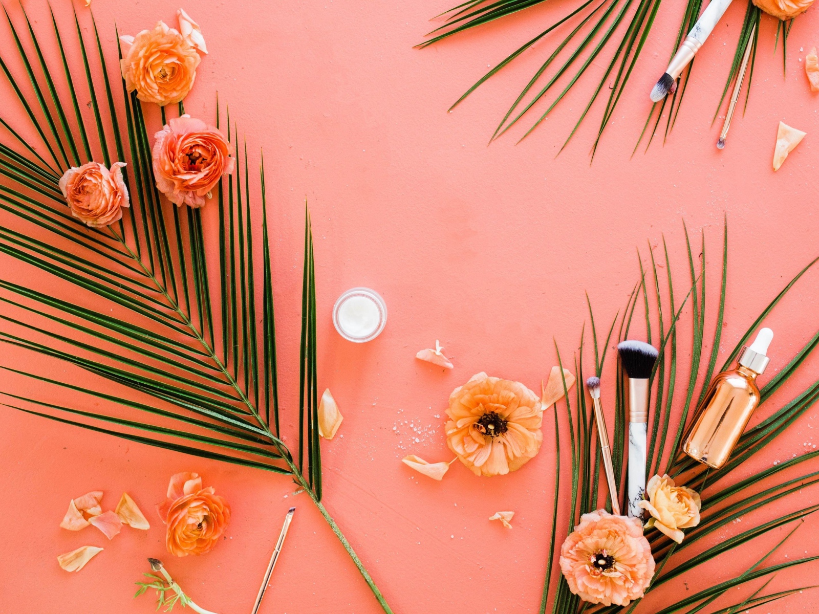 Розы и листья пальмы на розовом фоне 