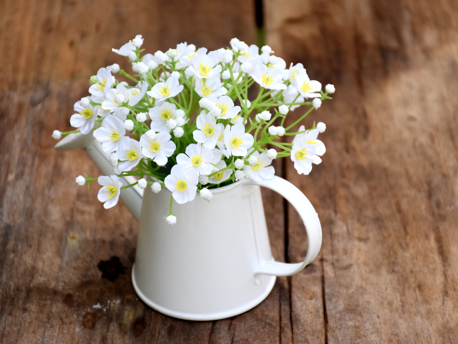 Маленькие белые цветы гипсофила в вазе на столе