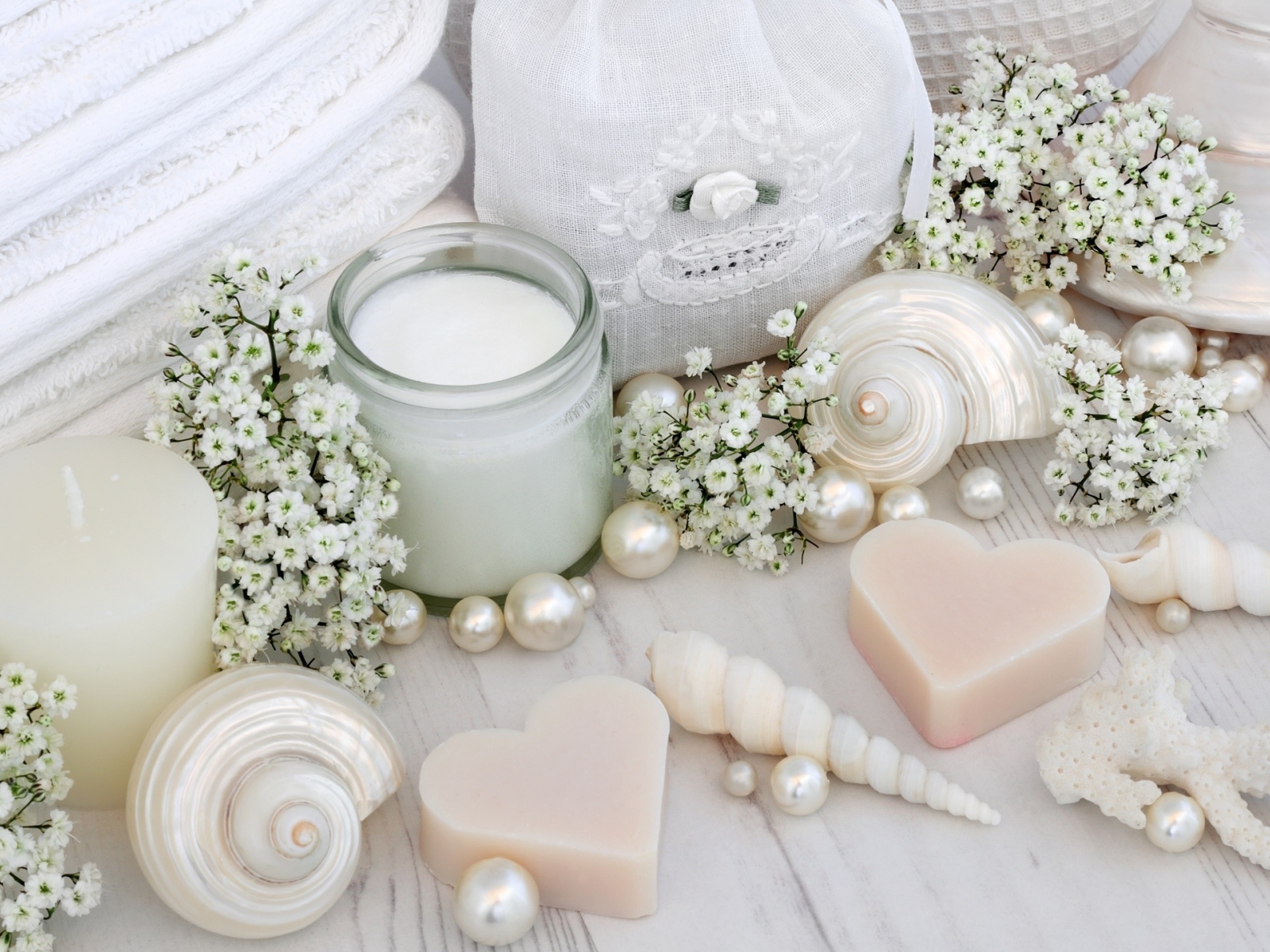 Мыло с бусами, цветами и мылом на столе 