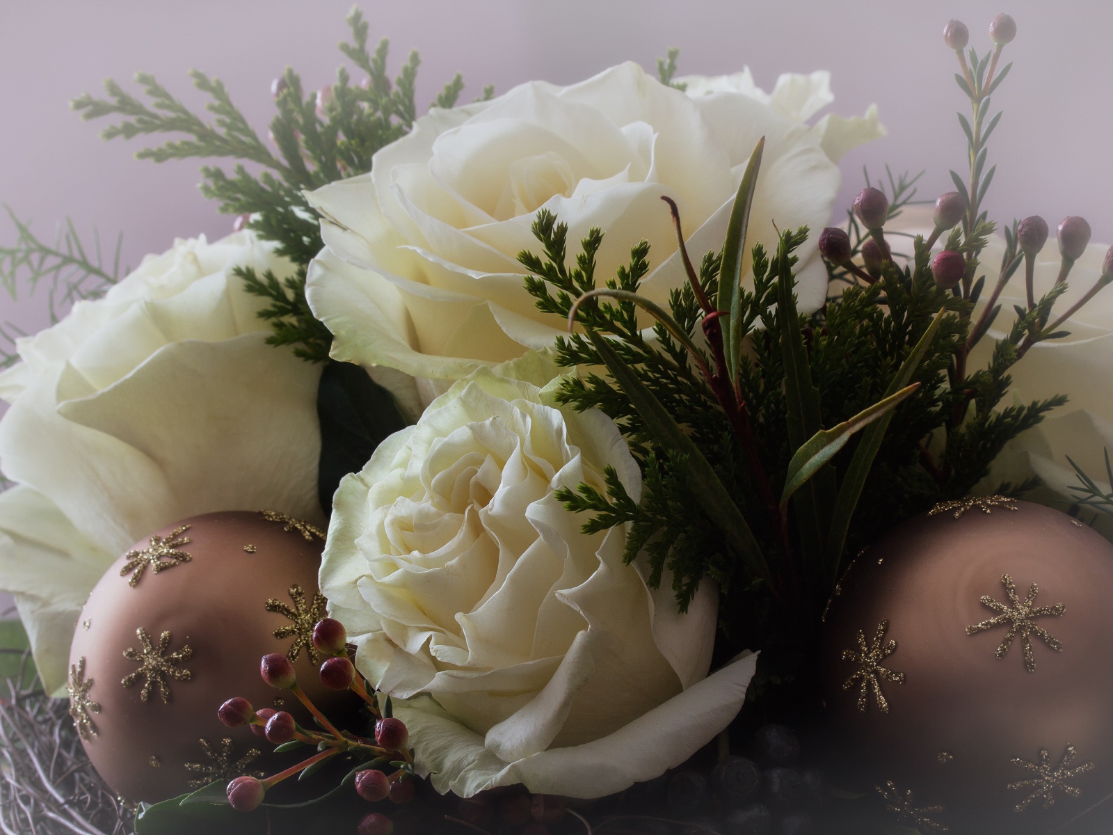 Белые розы с шариками и зелеными листьями 