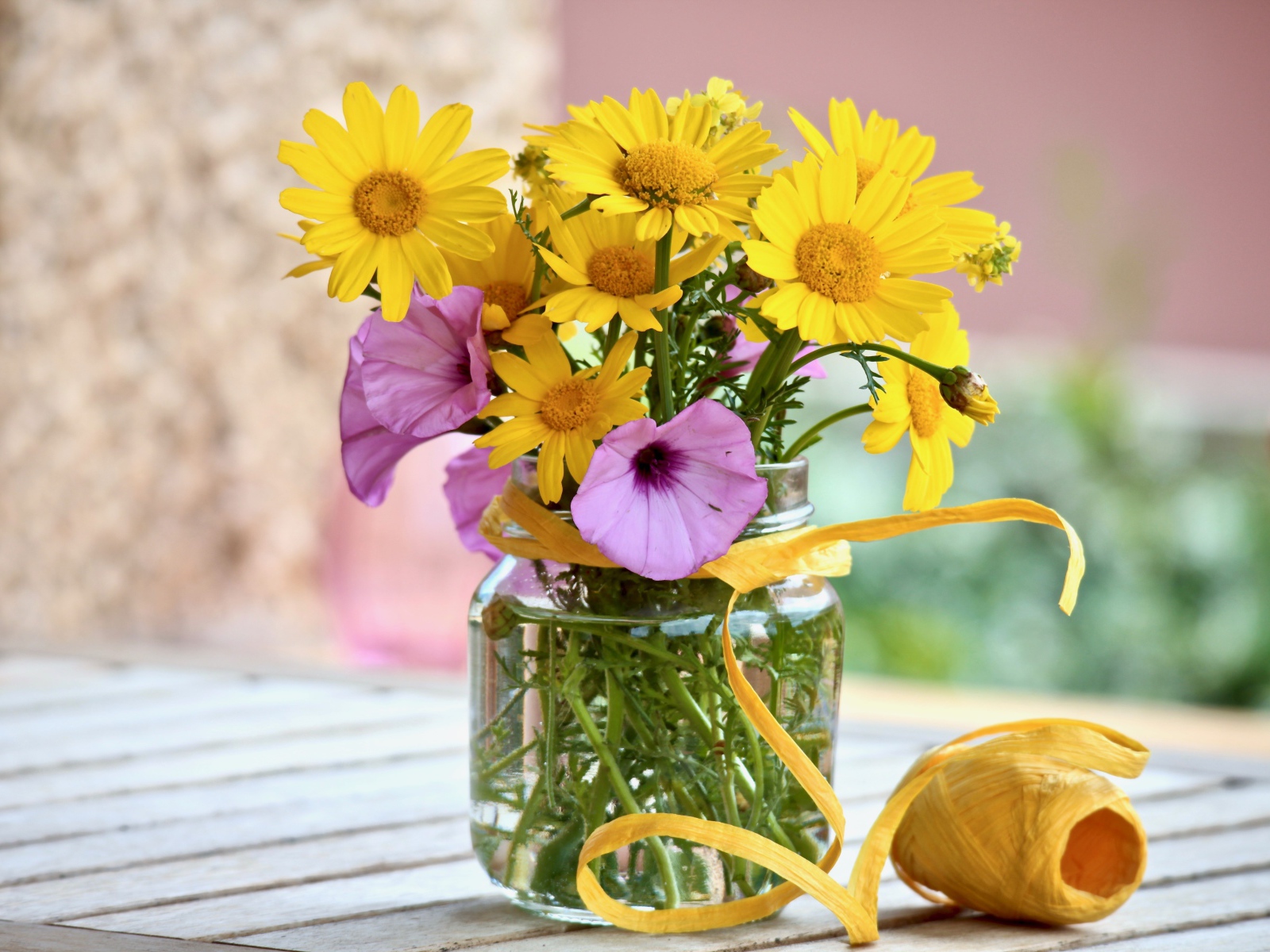 Желтые и розовые полевые цветы в вазе