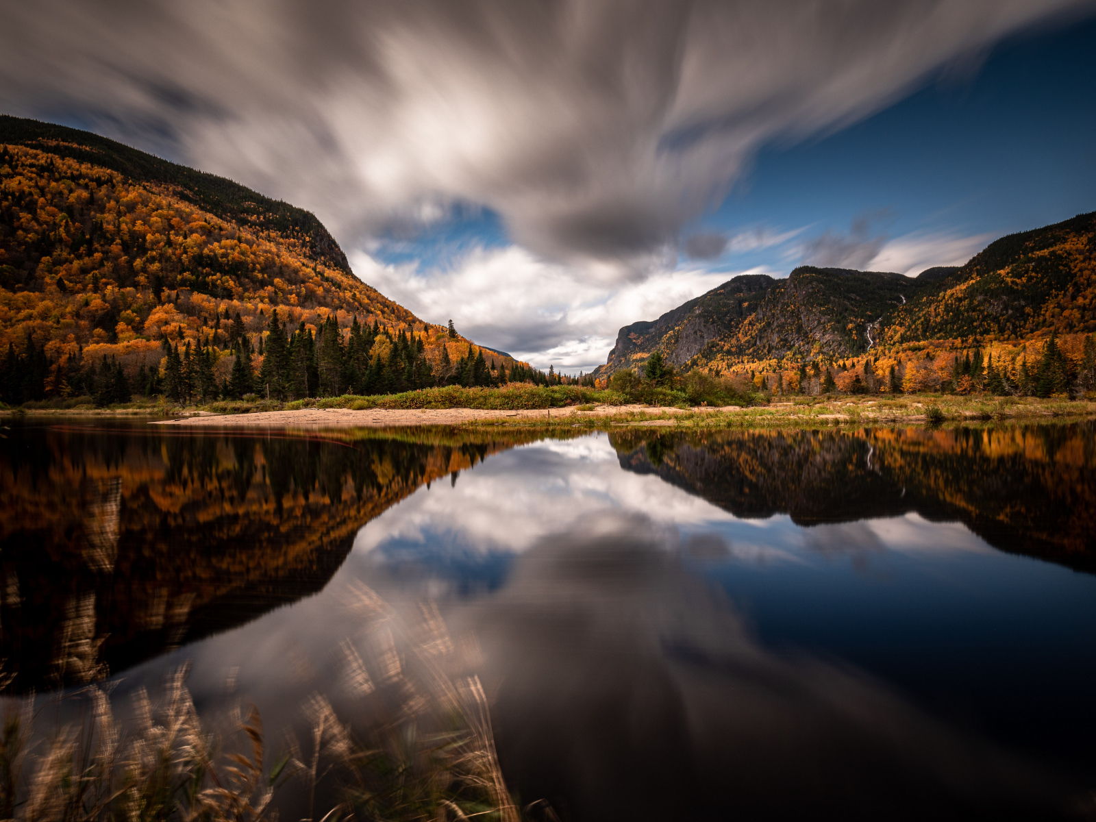 Красивый вид на горы у озера под небом 