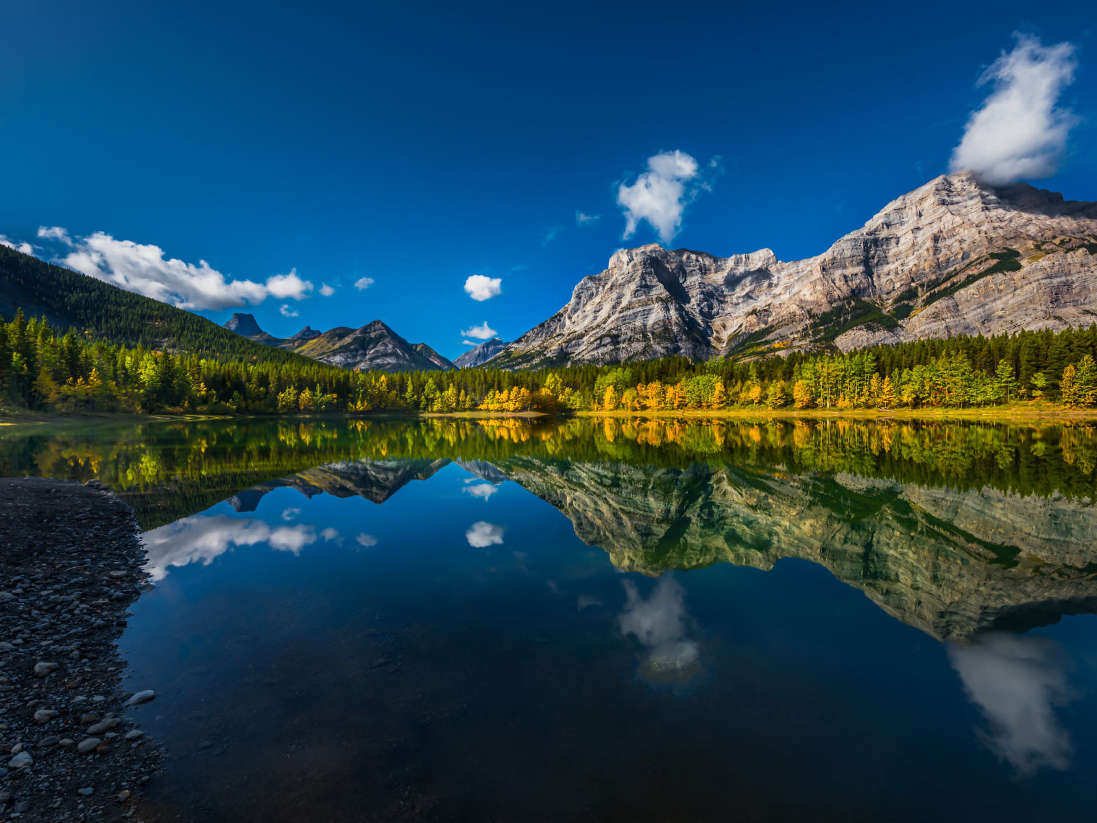 Горы отражаются в озере, Канада 