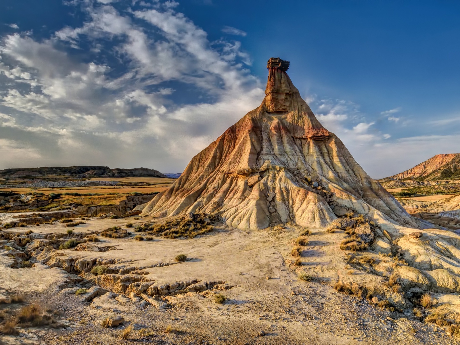 Вид на высокую гору под голубым небом