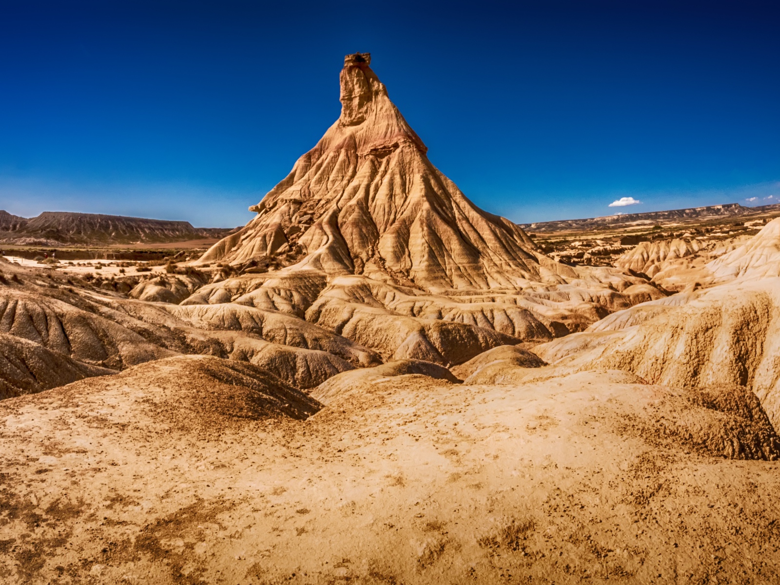 Вид на высокую гору в пустыне под голубым небом