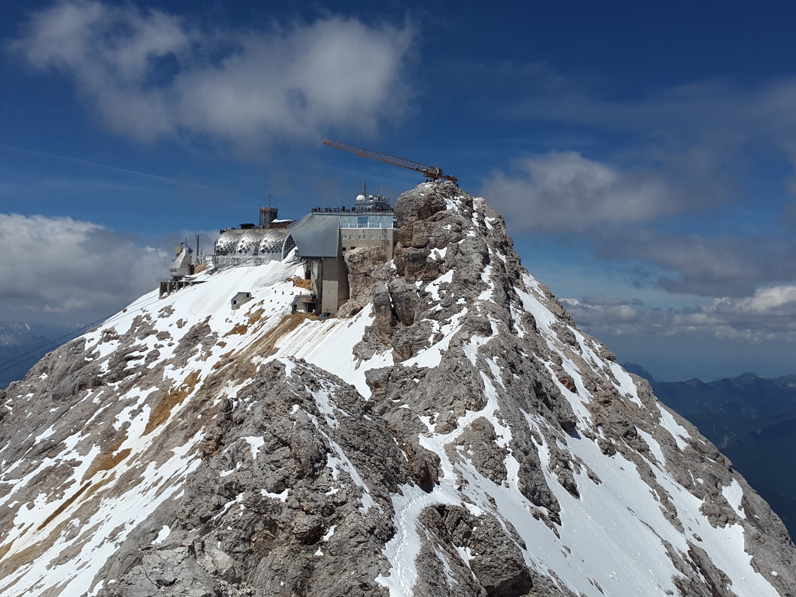 Пик Цугшпитце в снегу под голубым небом