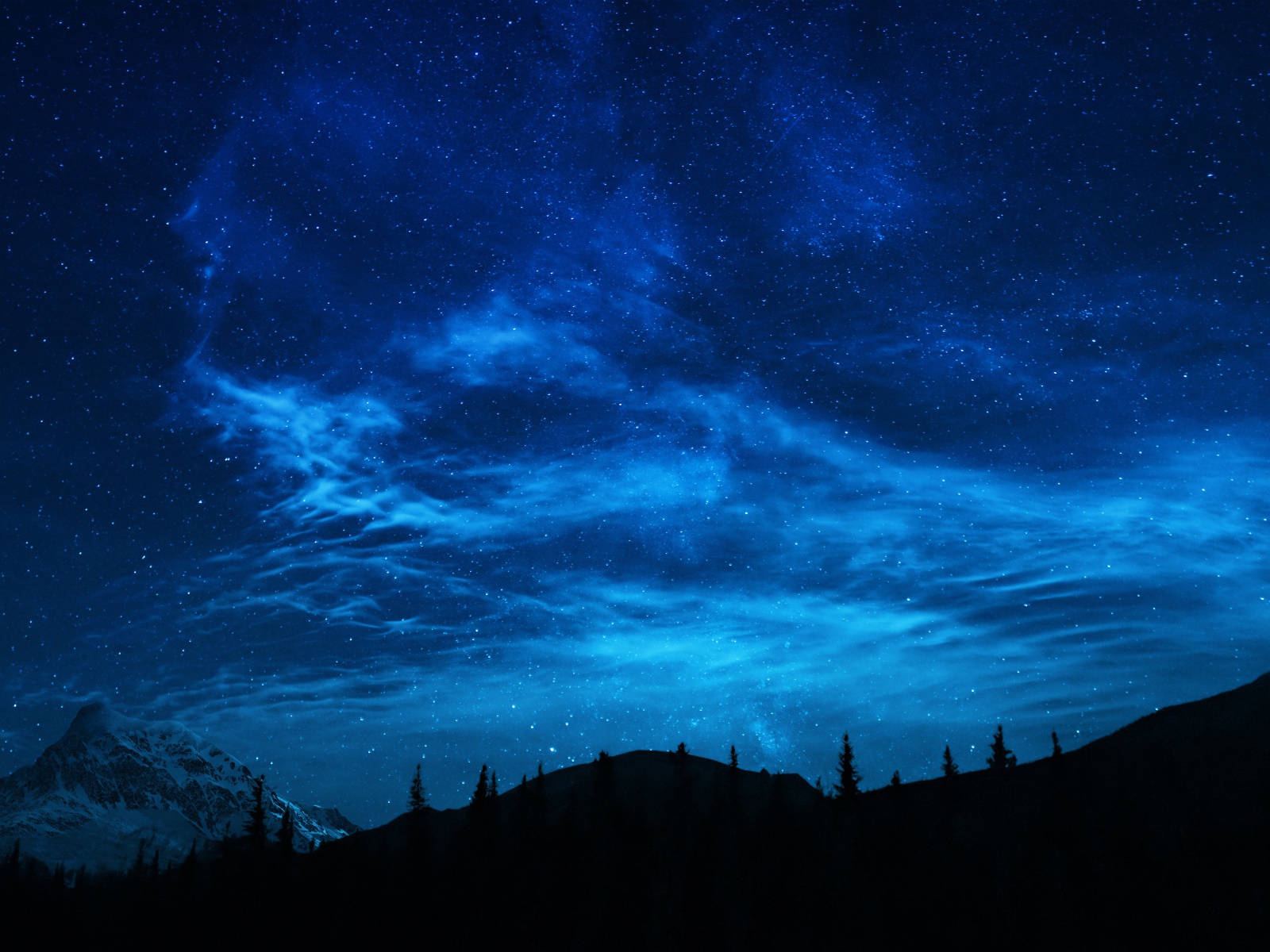 Красивое ночное небо над заснеженной горой