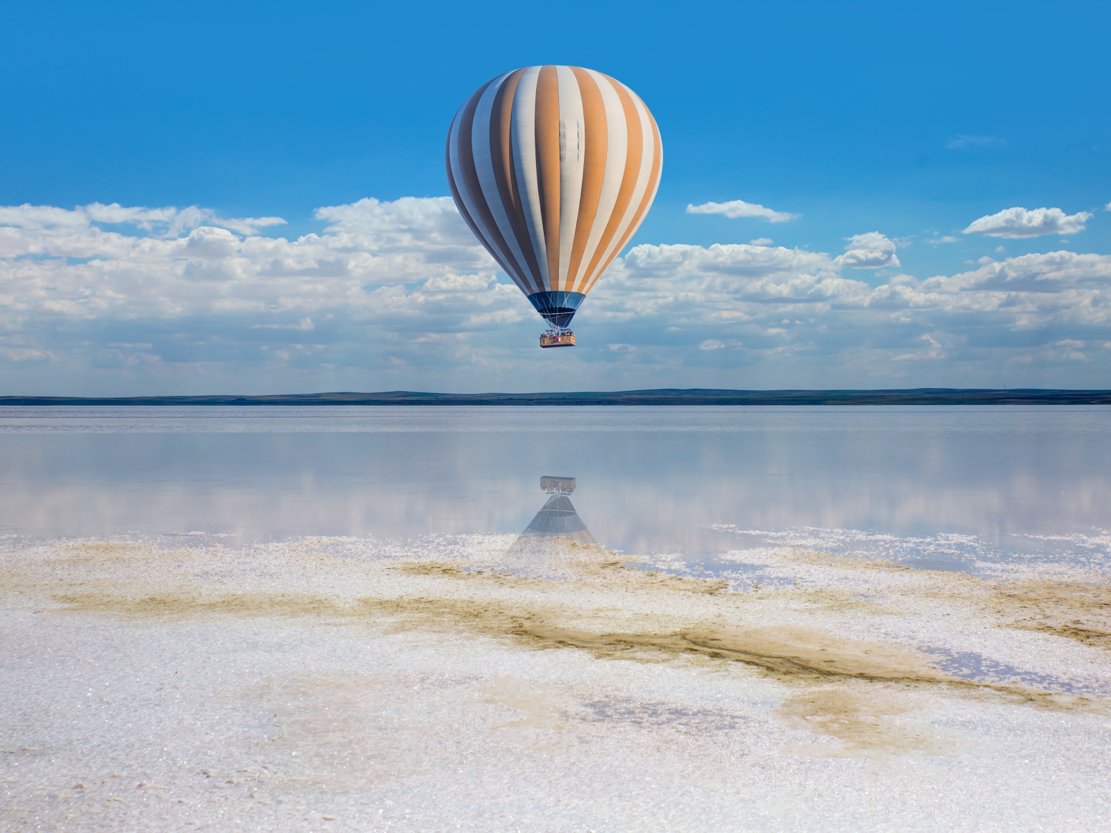 Большой воздушный шар летит на водой