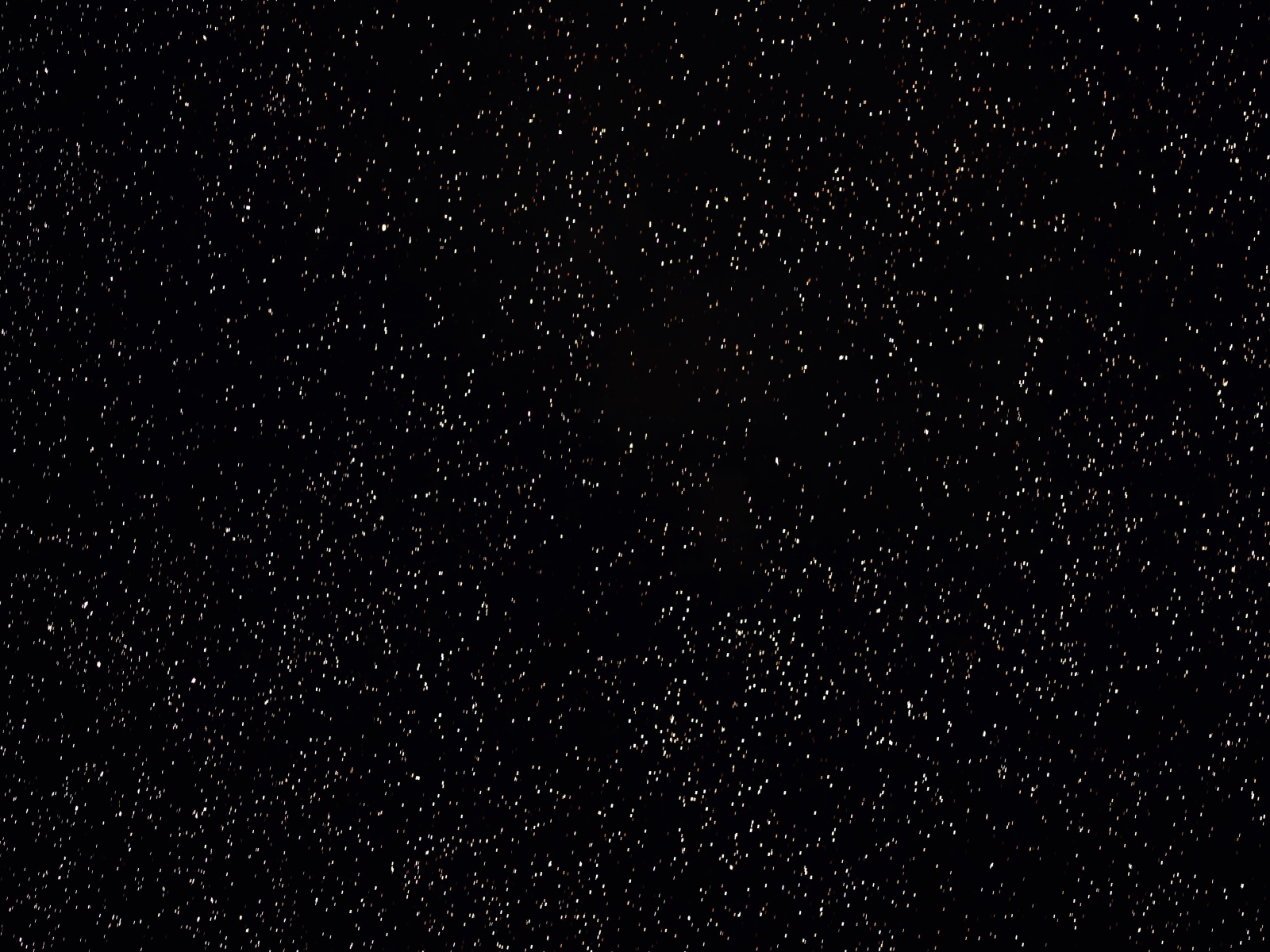 Яркие звезды в черном ночном небе